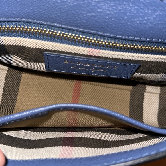 Burberry crossbody - Picture 2 of 3